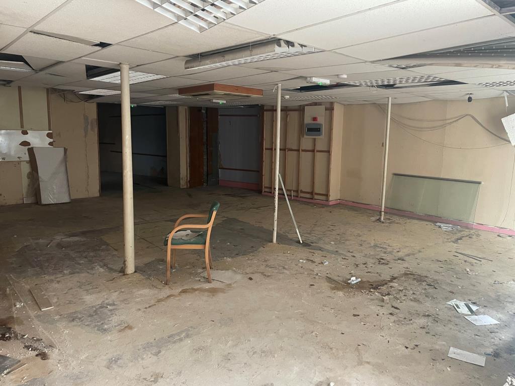 Lot: 64 - RETAIL UNIT IN TOWN CENTRE LOCATION - Principle retail area